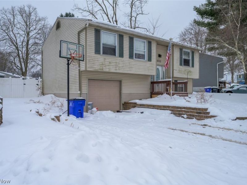 1033 Sunnywood Lane, Ravenna, OH 44266 Photo 2