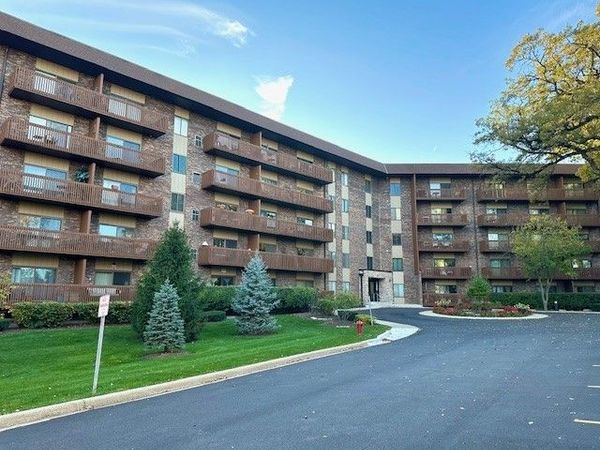 120 Lakeview Drive, Unit 109, Bloomingdale, IL 60108