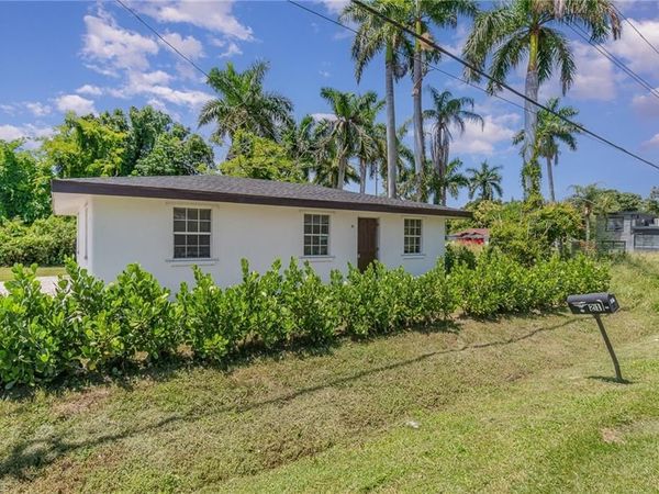21 Cabana AVE, NORTH FORT MYERS, FL 33903