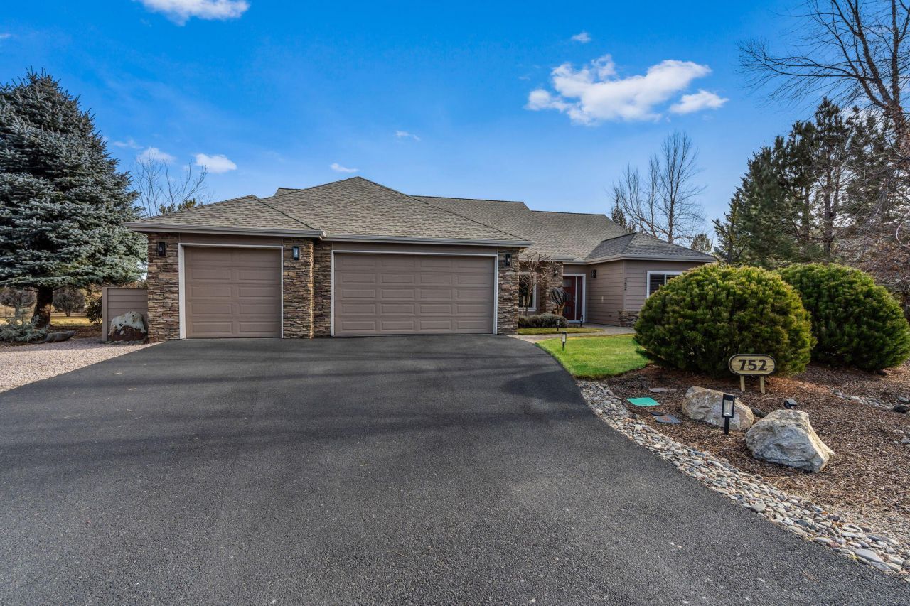 752 Crystal Falls Court, Redmond, OR 97756 Main Photo