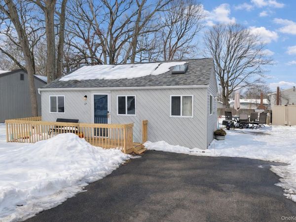 17 Oneida Avenue , Selden, NY 11784
