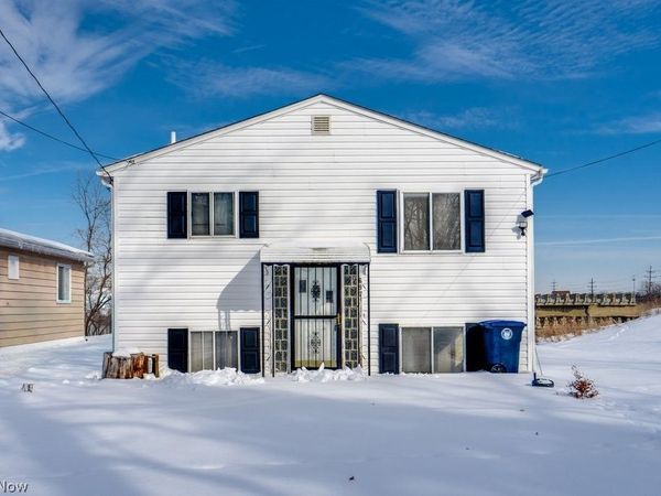 697 Ocean Avenue, Akron, OH 44310