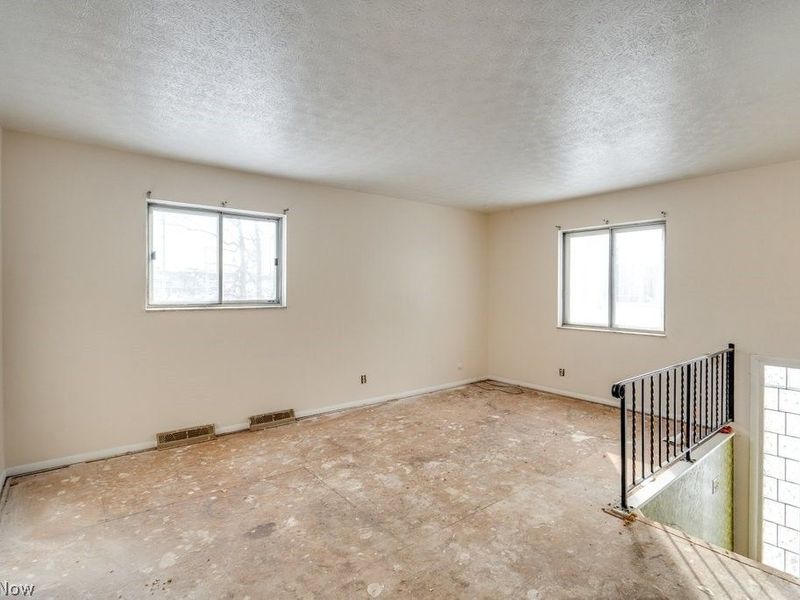 697 Ocean Avenue, Akron, OH 44310 Photo 2