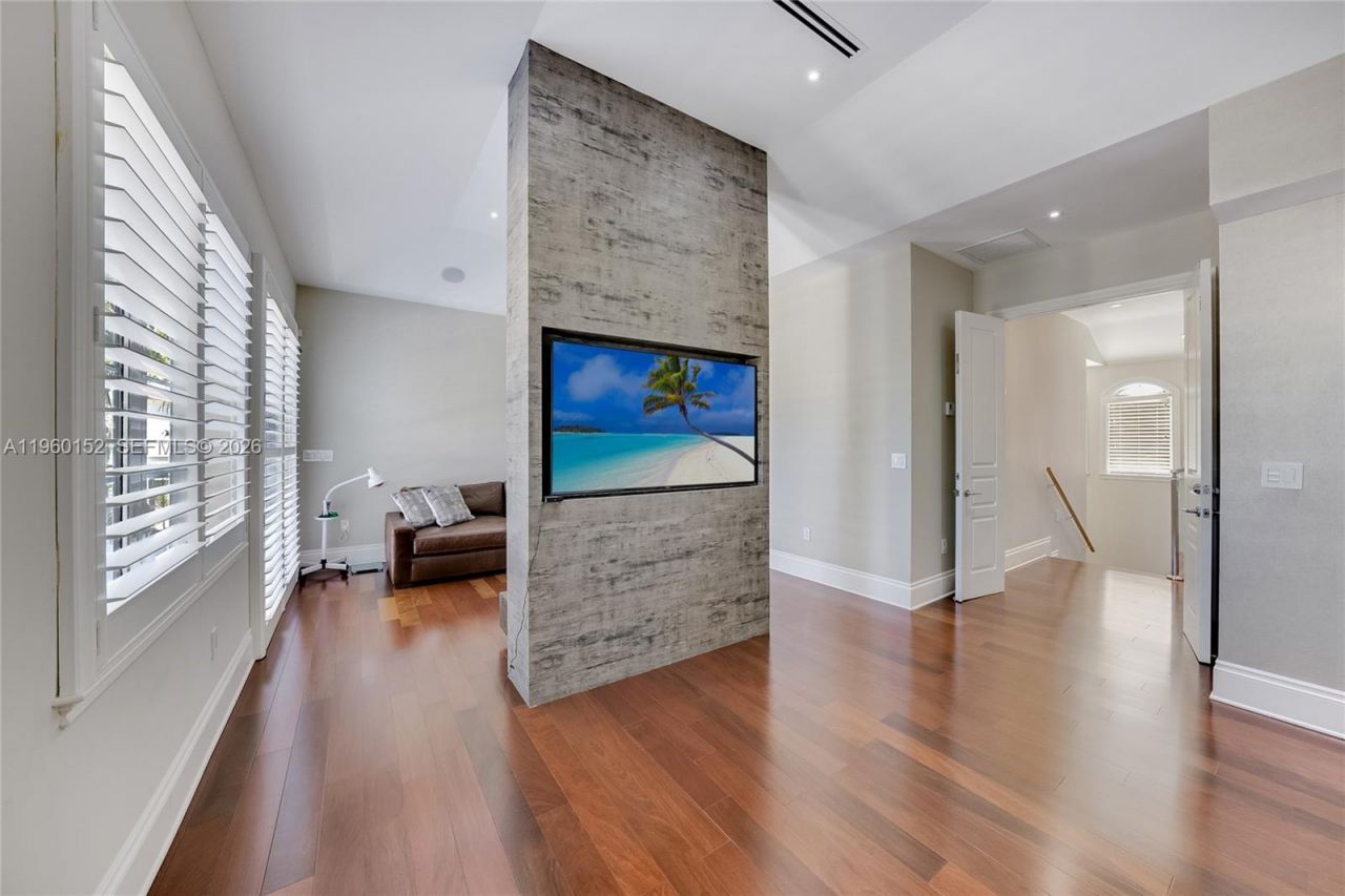 520 N Parkway, Golden Beach, FL 33160 Photo