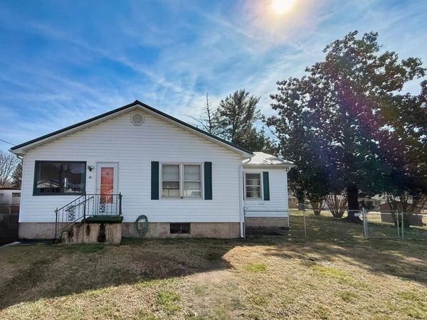 206 E Chestnut St, LaFollette, TN 37766