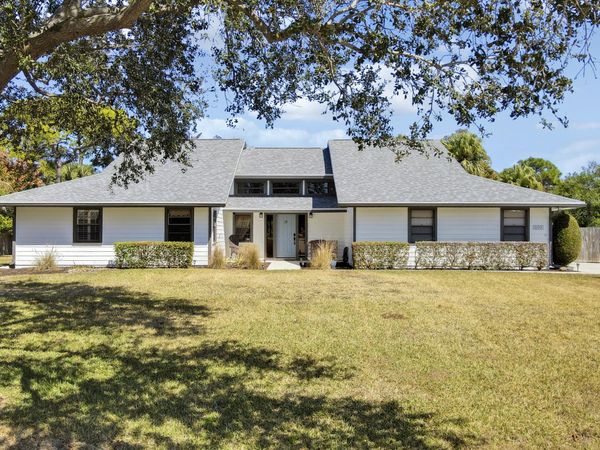 899 NE Juniper Place, Jensen Beach, FL 34957