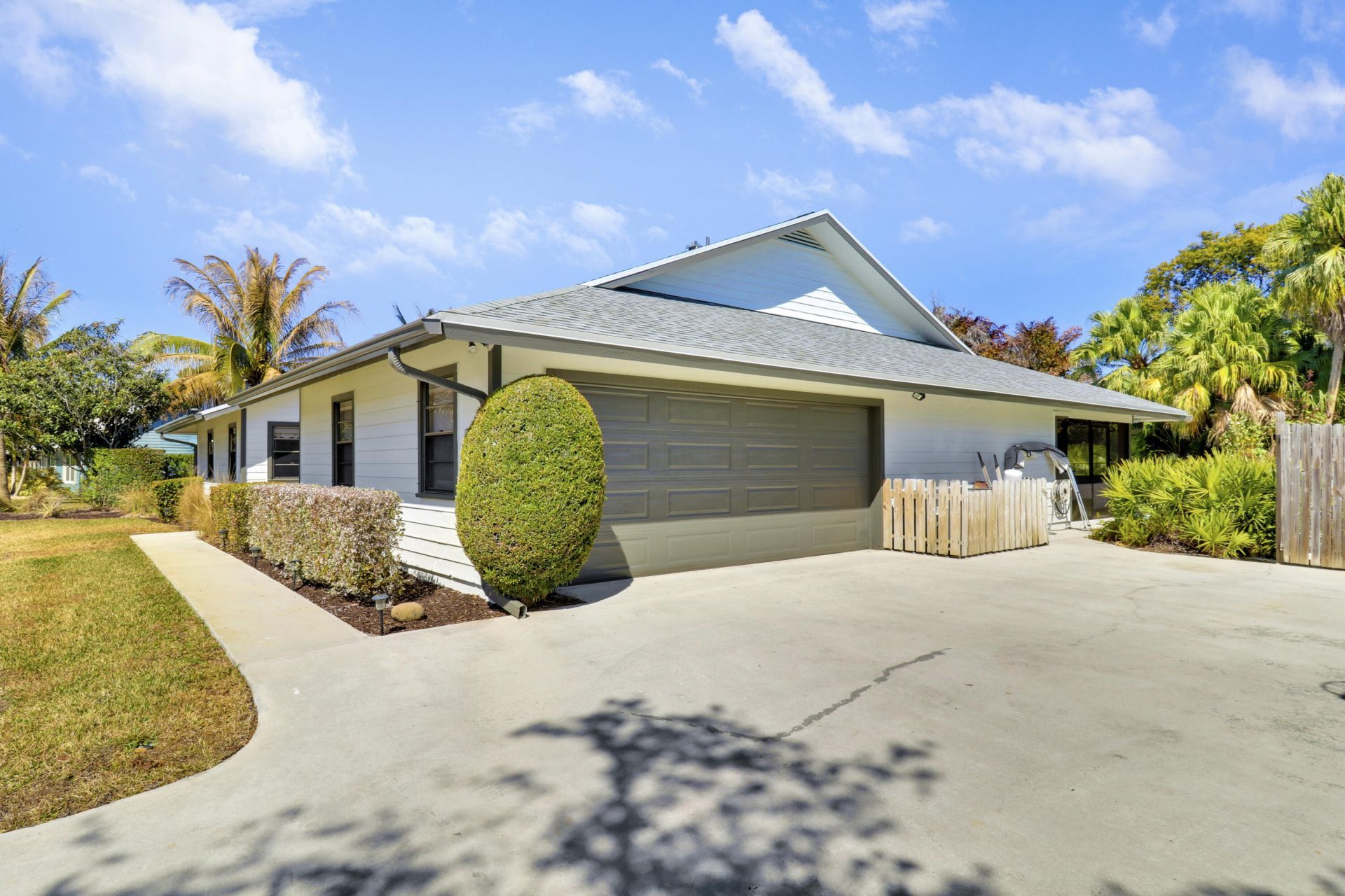 899 NE Juniper Place, Jensen Beach, FL 34957 Photo