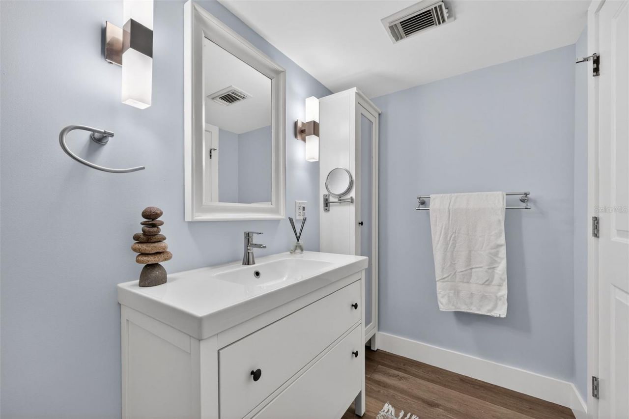 3805 E Bay Drive, Unit 201, Holmes Beach, FL 34217 Photo