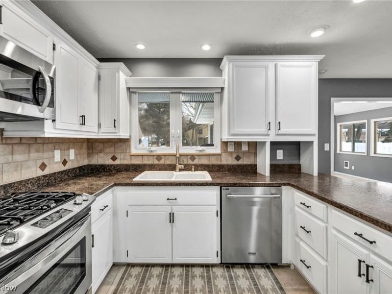 498 Jeannette Drive, Richmond Heights, OH 44143 Photo 4