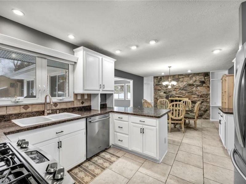 498 Jeannette Drive, Richmond Heights, OH 44143 Photo 5