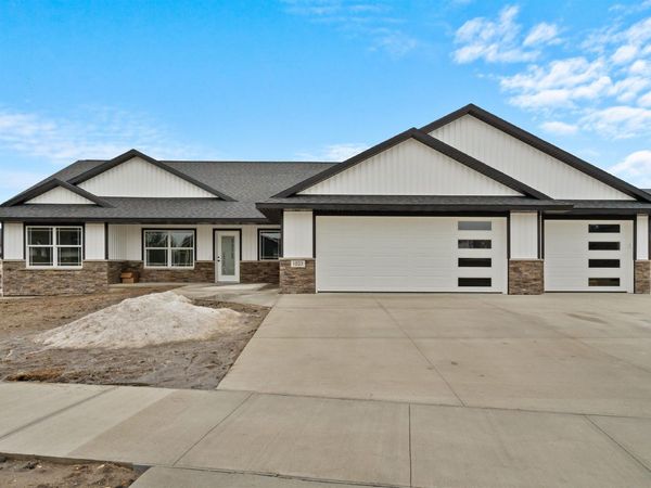 1023 Oakview Drive, Manchester, IA 52057