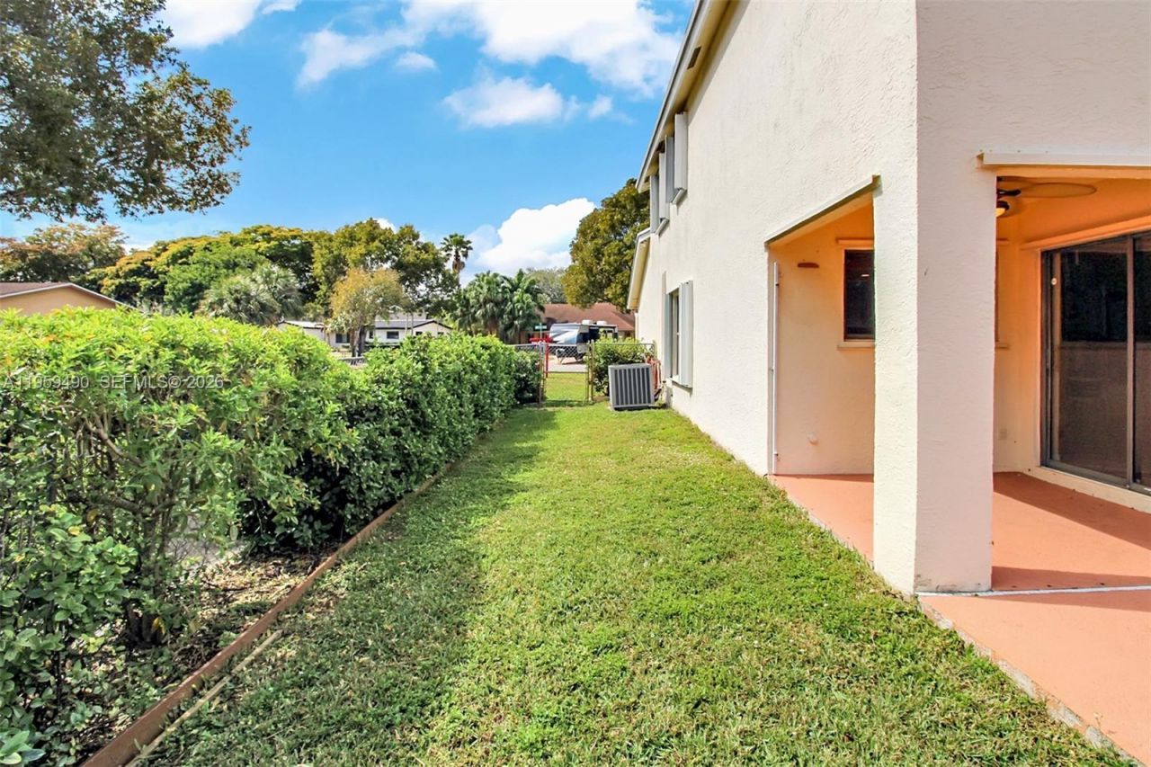 1801 NW 120th Ter, Pembroke Pines, FL 33026 Photo