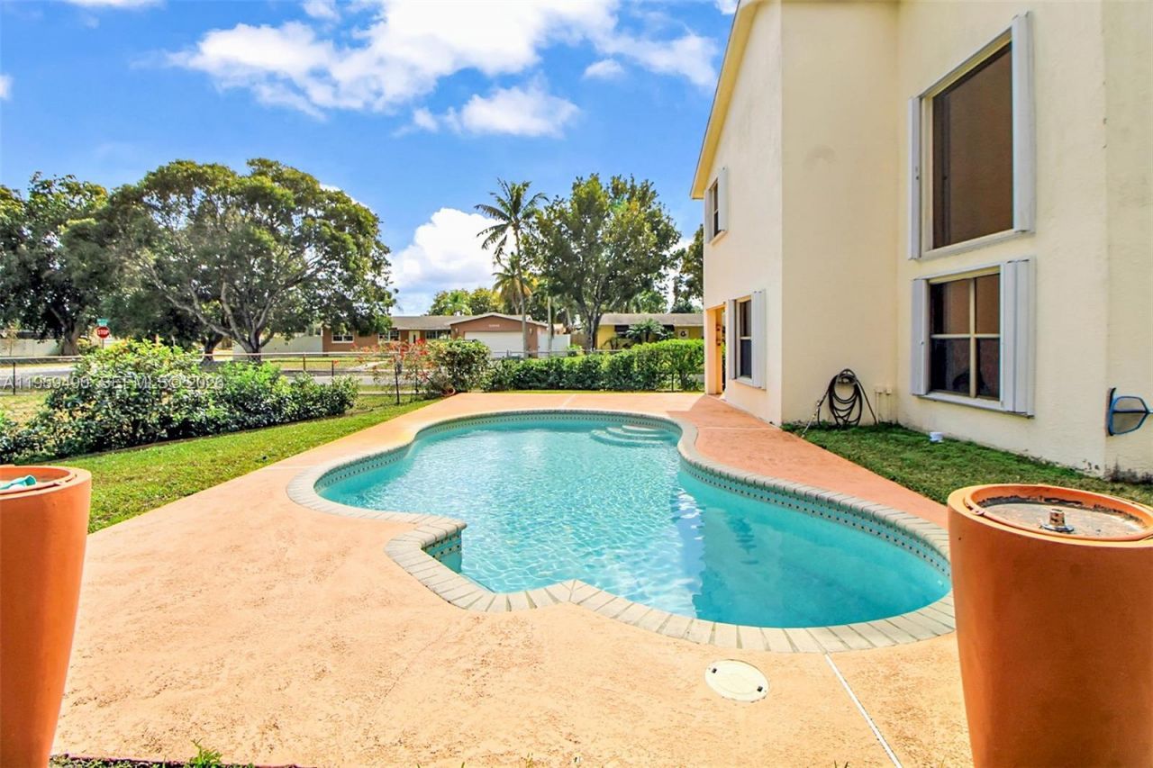 1801 NW 120th Ter, Pembroke Pines, FL 33026 Photo