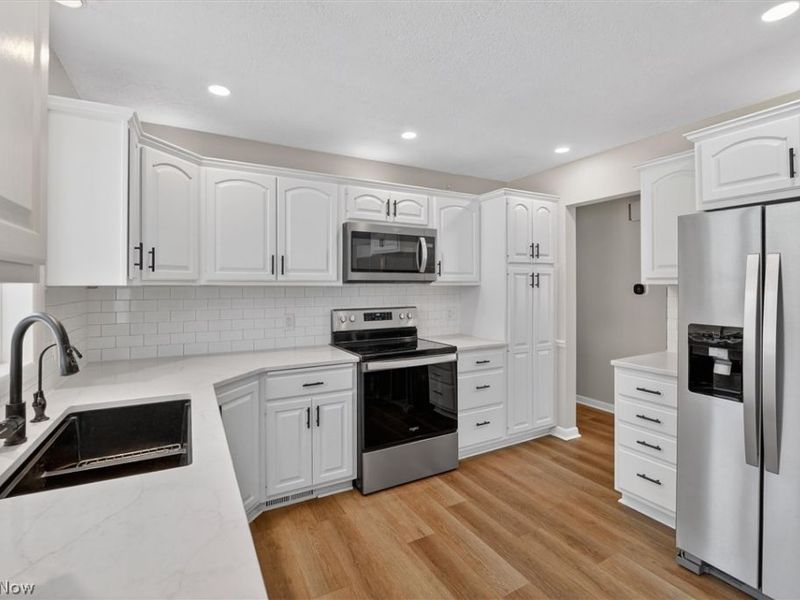 4586 Everhart Drive, Green, OH 44720 Photo 12