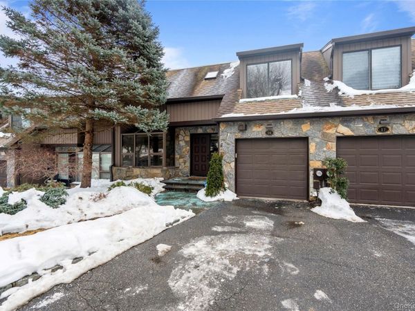 16 Pony Circle, Roslyn Heights, NY 11577