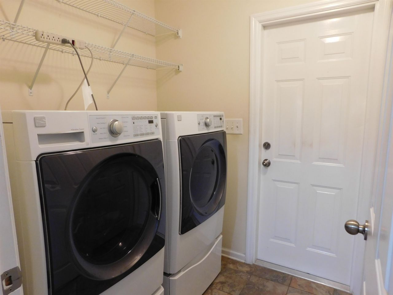 1121 Augustus Dr. Photo 16