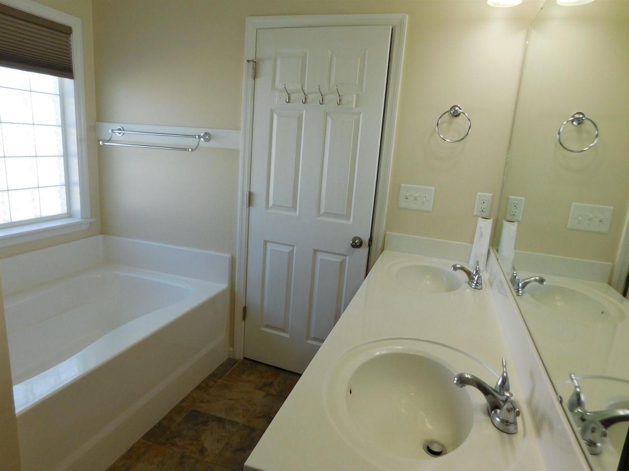 1121 Augustus Dr. Photo 23