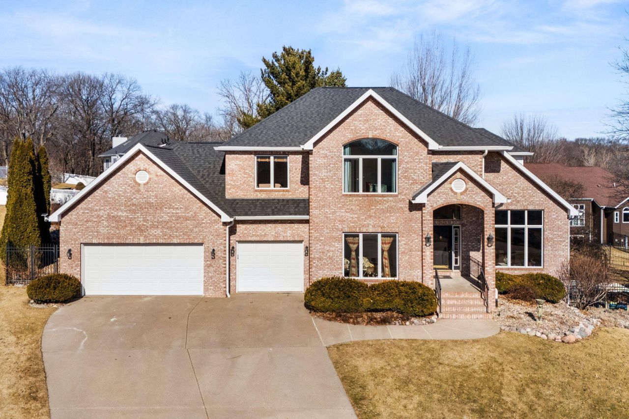 1919 Wildwood Ln, Muscatine, IA 52761 Main Photo