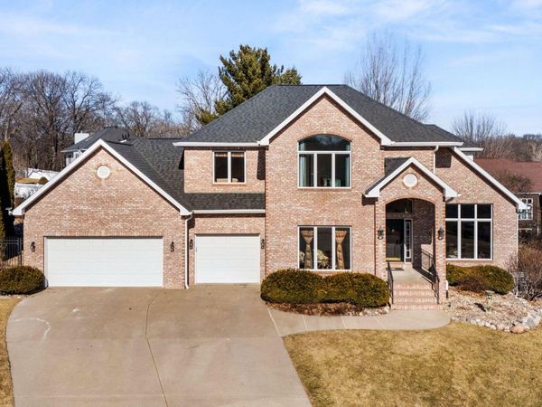 1919 WILDWOOD LN, Muscatine, IA 52761