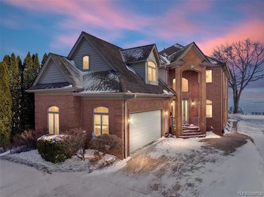 34330 Jefferson Avenue, Harrison Twp, MI 48045