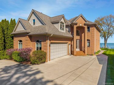 34330 Jefferson Avenue, Harrison Township, Mi 48045