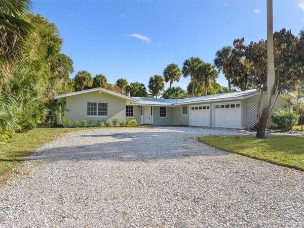 835 Royal Palm Place, Vero Beach, FL 32960