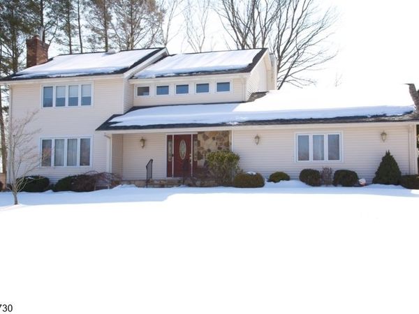 2 Edith Ct, East Hanover, NJ 07936