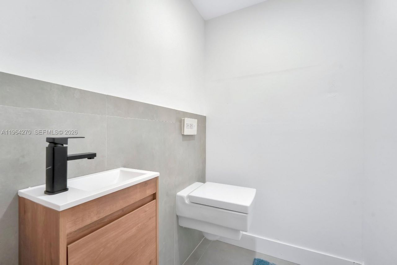 2350 NE 135th St, Unit 409, North Miami, FL 33181 Photo