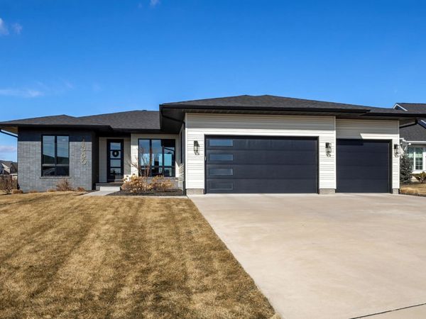 4586 Lakeside Drive, Bettendorf, IA 52722