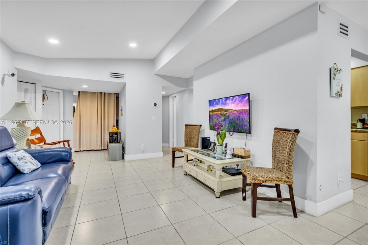 8025 NW 15th Mnr, Unit 8025, Plantation, FL 33322 Photo