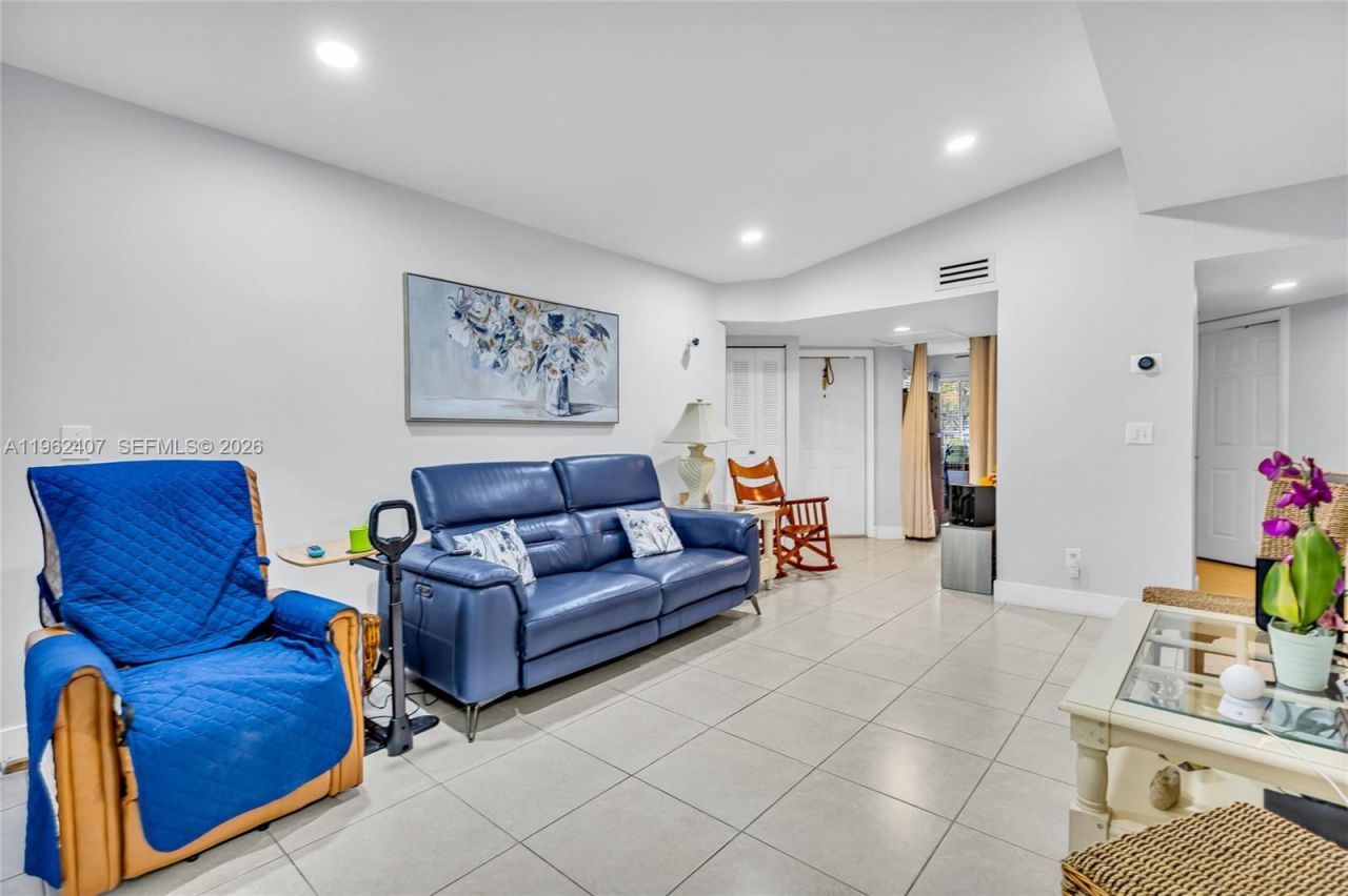 8025 NW 15th Mnr, Unit 8025, Plantation, FL 33322 Photo