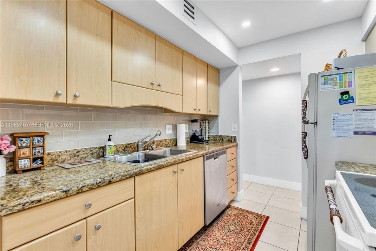 8025 NW 15th Mnr, Unit 8025, Plantation, FL 33322 Photo