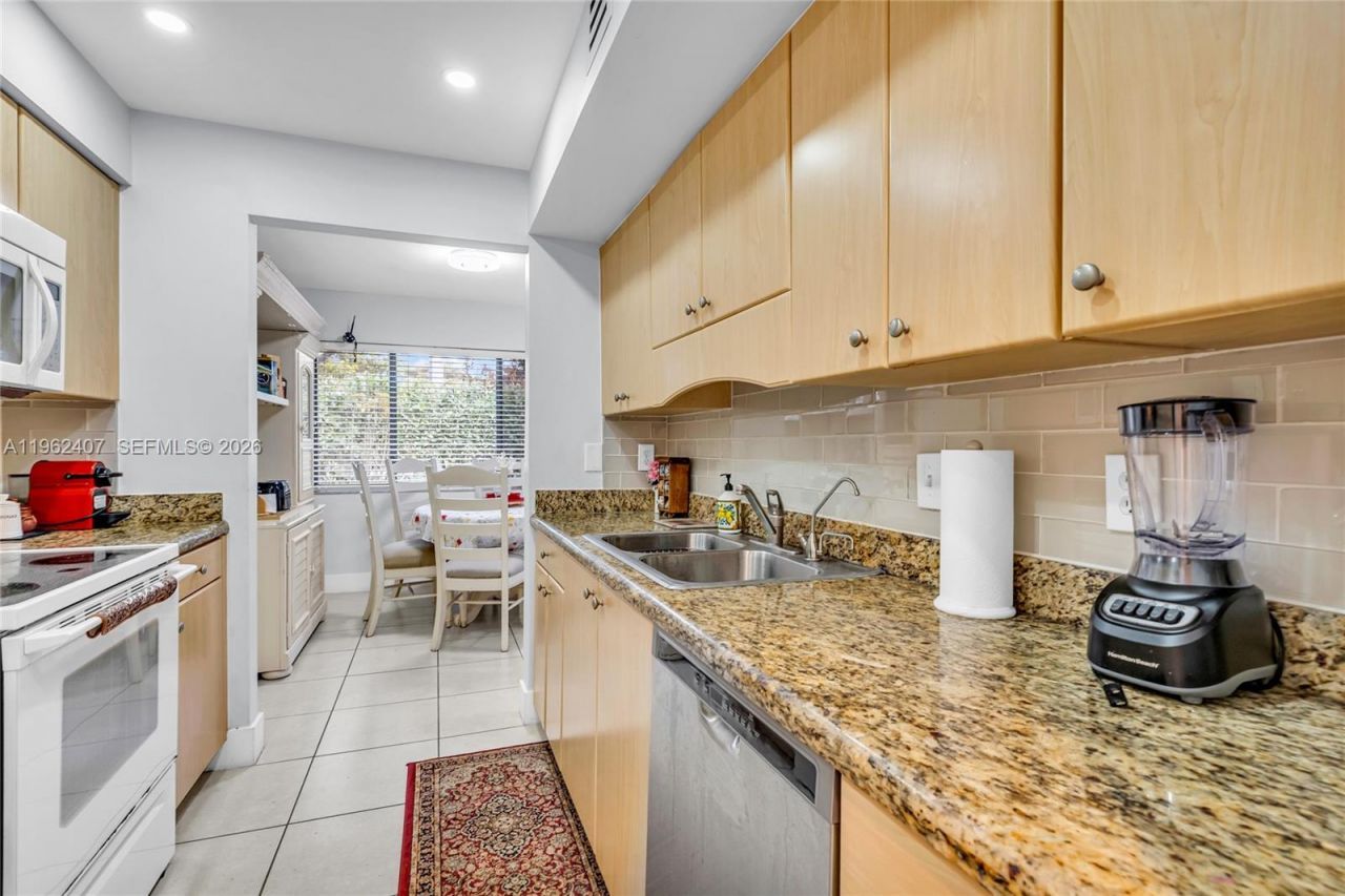 8025 NW 15th Mnr, Unit 8025, Plantation, FL 33322 Photo