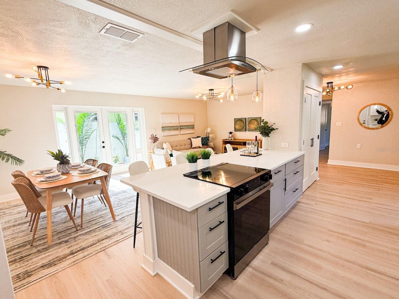 1470 Serpentine Drive S, Saint Petersburg, FL 33705 Photo