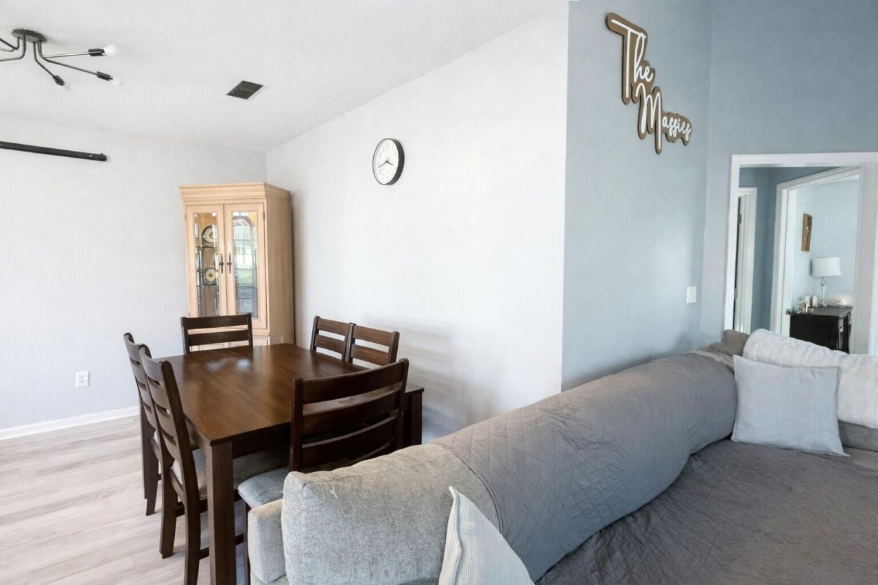 108 Kings Court Photo 12