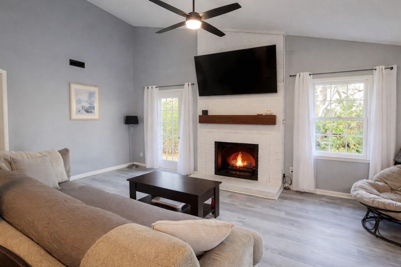 108 Kings Court Photo 6