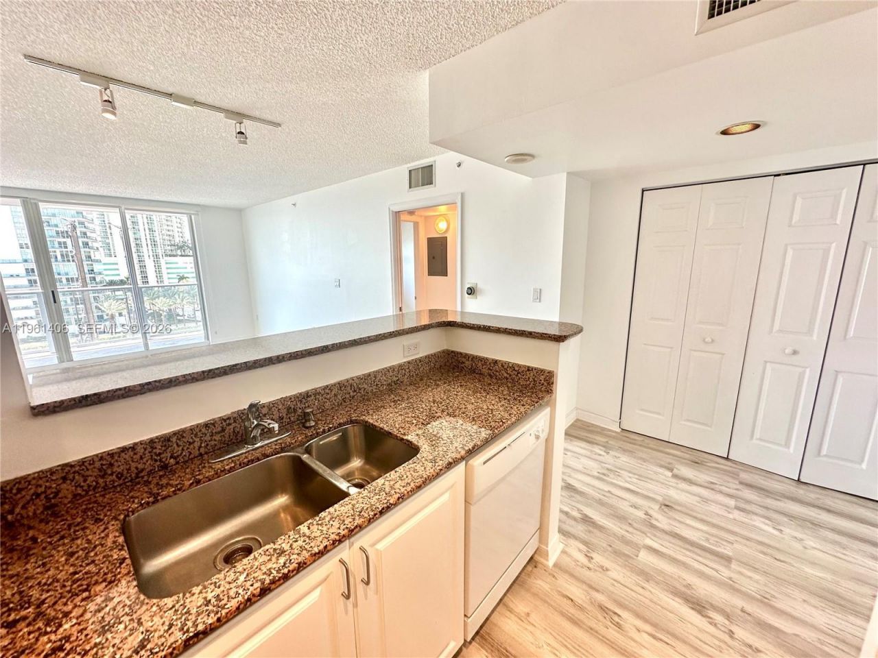 1155 Brickell Bay Dr, Unit 607, Miami, FL 33131 Photo