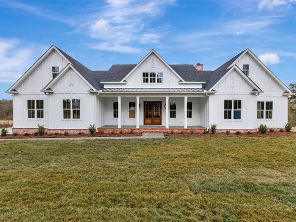 2 Old Zion Rd , Columbia, TN 38401