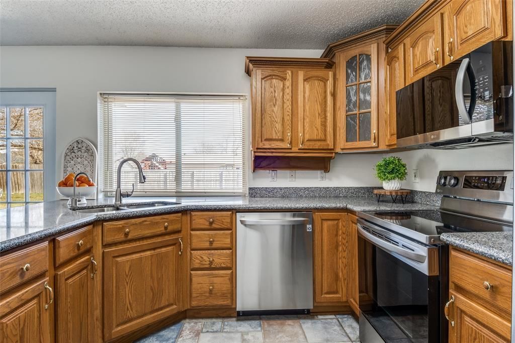 1725 Whiteoak Drive, Garland, TX 75040 Main Photo