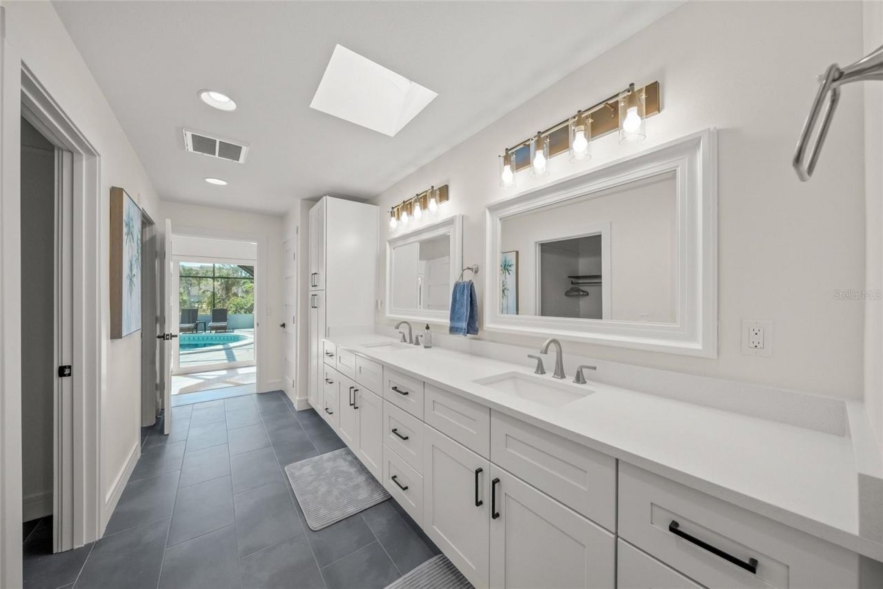 8560 Heron Lagoon Circle, Sarasota, FL 34242 Photo