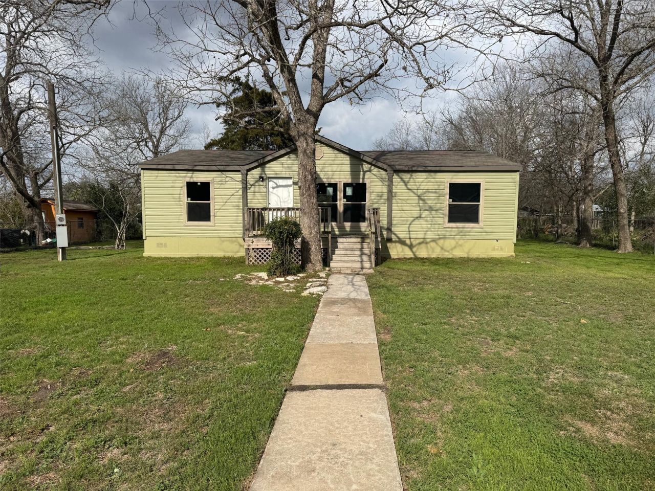 118 W 8th St, Flatonia, TX 78941 Main Photo