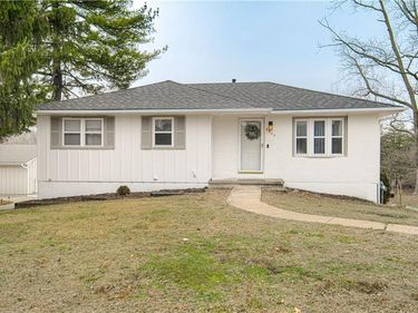 6902 NW Blair Road, Parkville, MO 64152