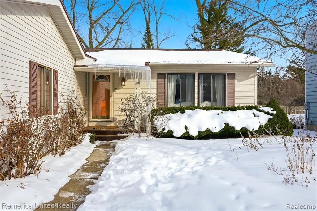 968 Touraine Avenue East Lansing, MI 48823