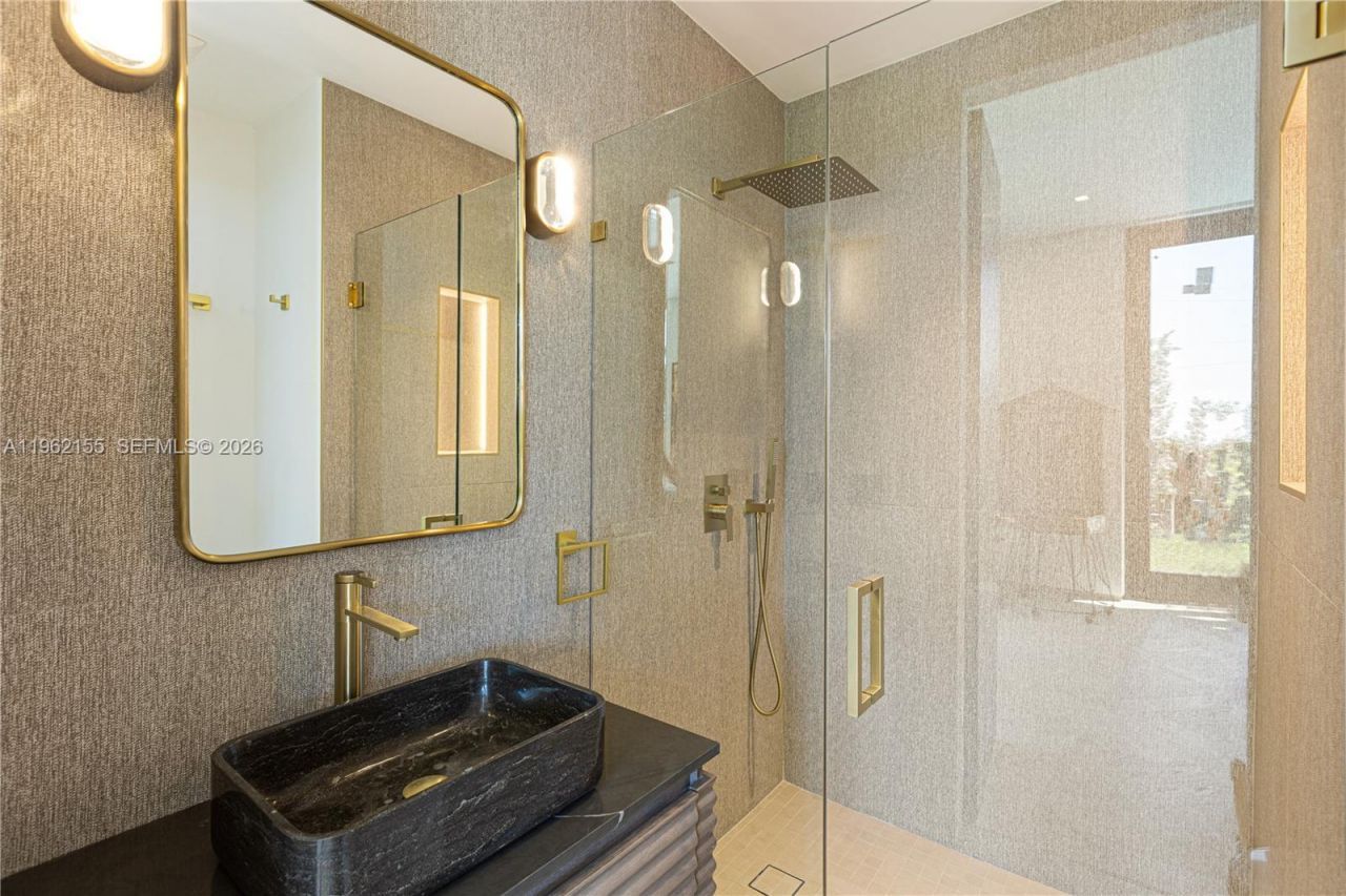 2499 N Meridian Ave , Miami Beach, FL 33140 Photo