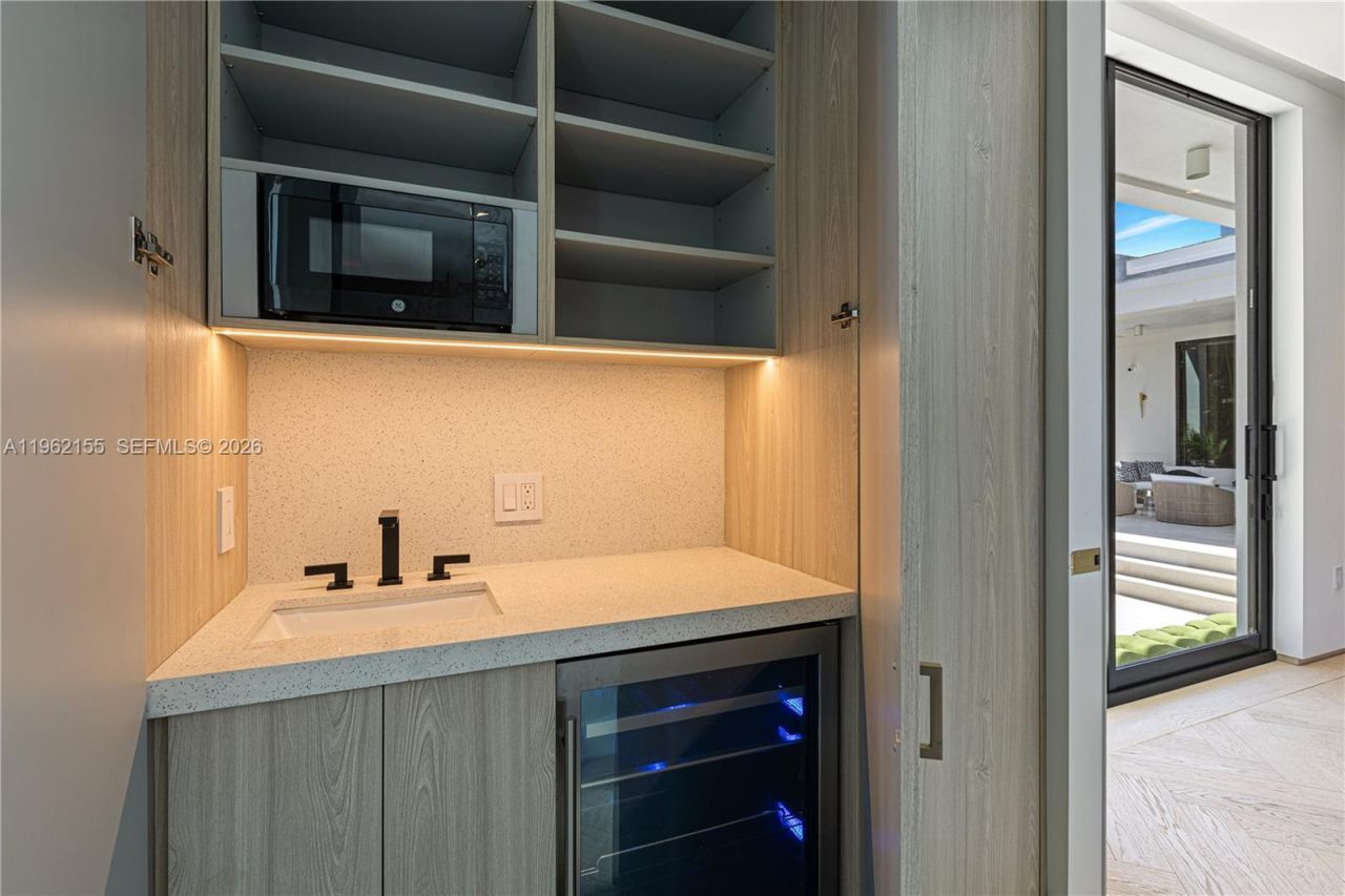 2499 N Meridian Ave , Miami Beach, FL 33140 Photo