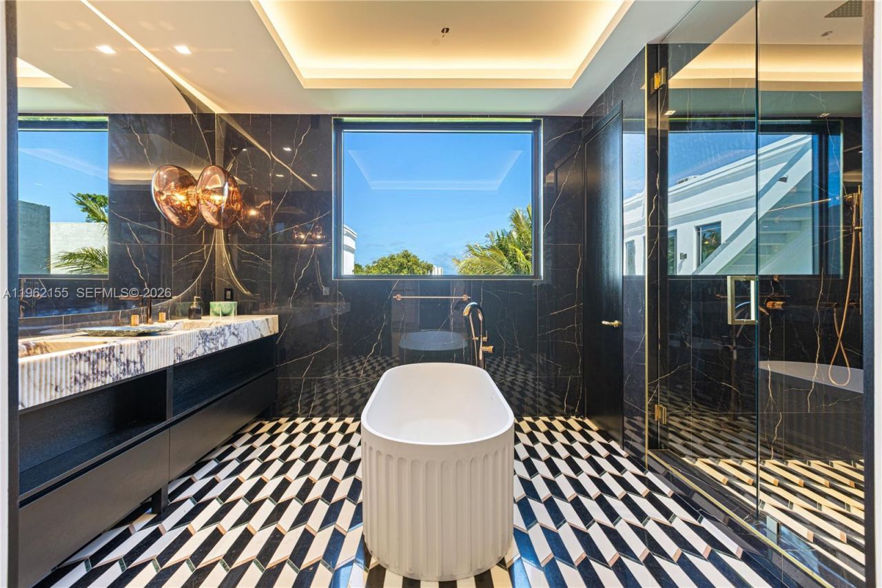 2499 N Meridian Ave , Miami Beach, FL 33140 Photo