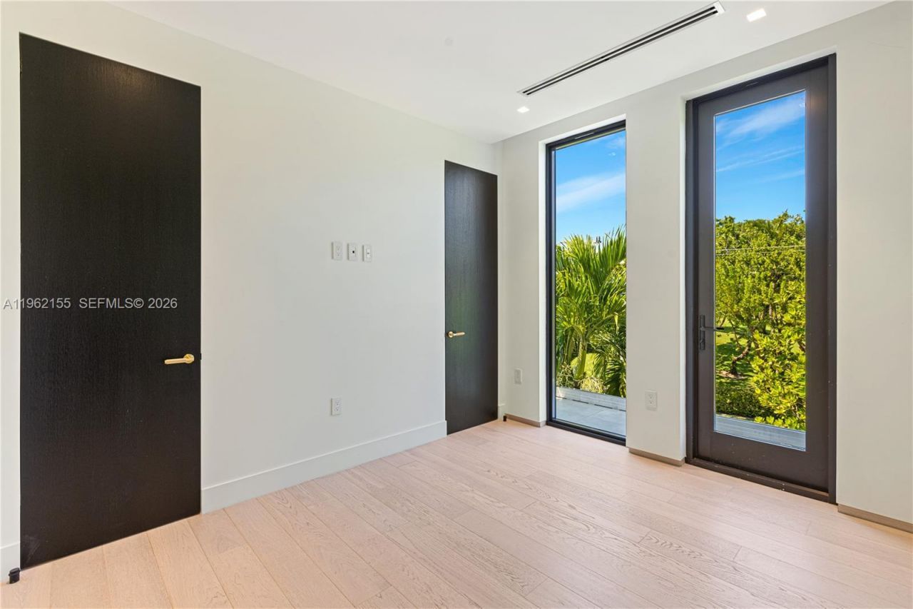 2499 N Meridian Ave , Miami Beach, FL 33140 Photo