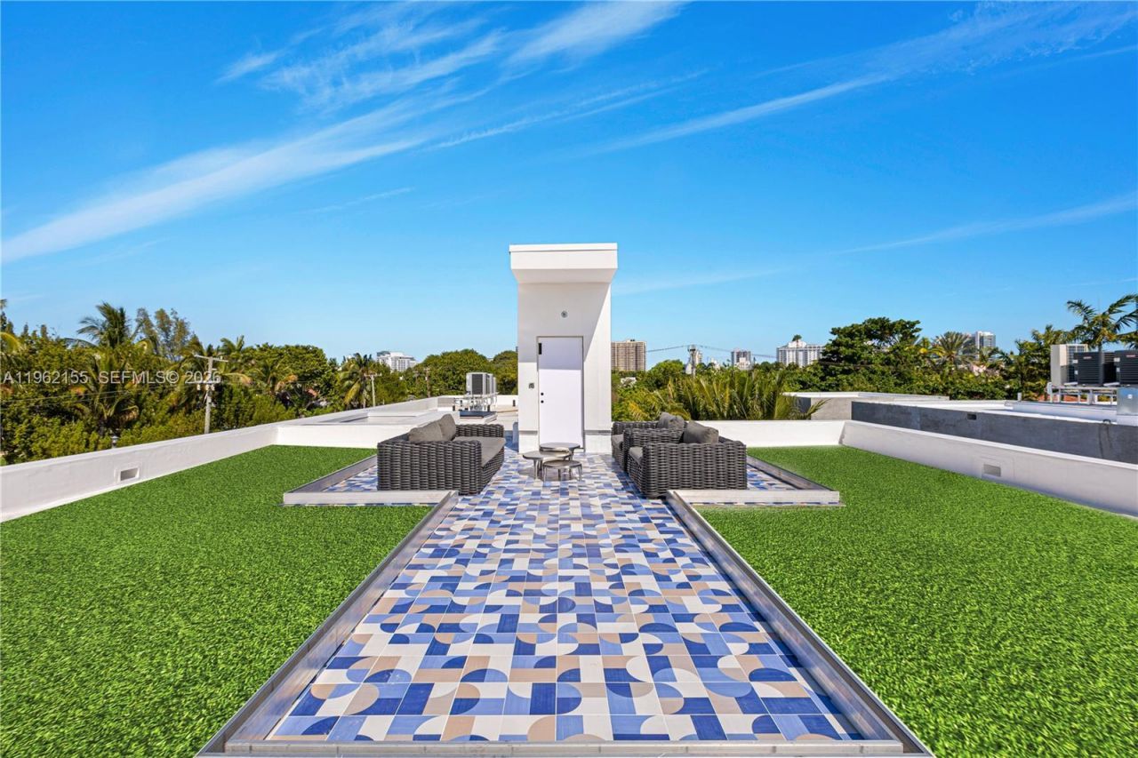 2499 N Meridian Ave , Miami Beach, FL 33140 Photo