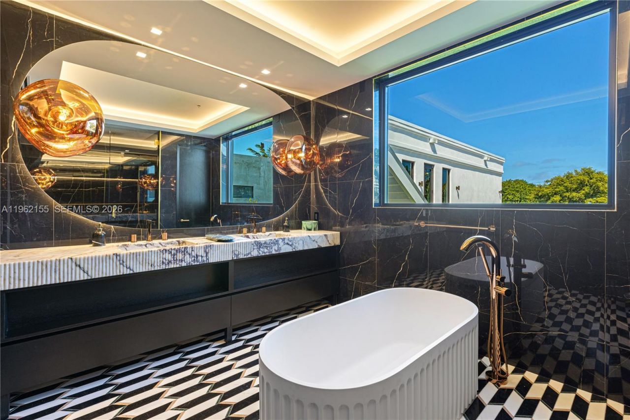 2499 N Meridian Ave , Miami Beach, FL 33140 Photo