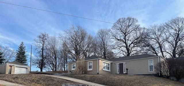 929 E Hyde Park Avenue, Saint Joseph, MO 64504 Main Photo